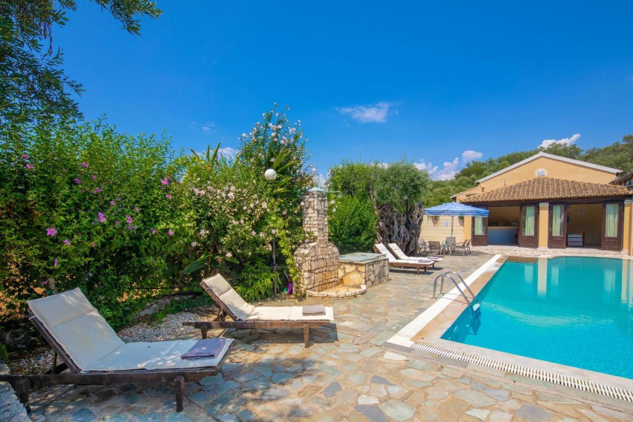 Villa Lianolia Peritheia Extérieur photo
